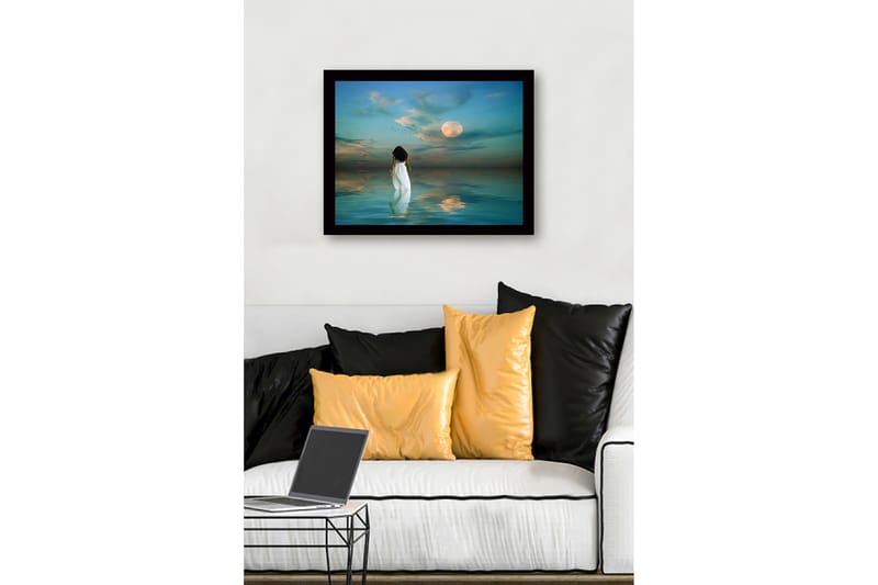 Inramad Canvastavla i trä - 41x56 cm - Kvinna i vit klänning som går mot en fullmåne över stilla vatten - Blå / Vit / Grå - Inredning - Tavlor & posters - Canvastavla