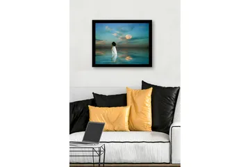 Inramad Canvastavla i trä - 41x56 cm - Kvinna i vit klänning som går mot en fullmåne över stilla vatten - Blå / Vit / Grå - Inredning - Tavlor & posters - Canvastavla