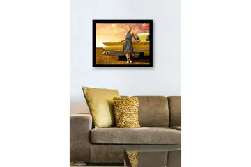 Inramad Canvastavla i trä - 41x56 cm - Kvinna i prickig klänning som lutar mot en vintage bil - Gul / Svart / Vit - Inredning - Tavlor & posters - Canvastavla