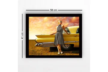 Inramad Canvastavla i trä - 41x56 cm - Kvinna i prickig klänning som lutar mot en vintage bil - Gul / Svart / Vit - Inredning - Tavlor & posters - Canvastavla