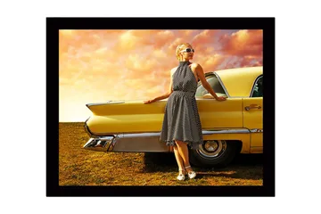 Inramad Canvastavla i trä - 41x56 cm - Kvinna i prickig klänning som lutar mot en vintage bil - Gul / Svart / Vit - Inredning - Tavlor & posters - Canvastavla
