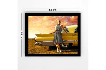 Inramad Canvastavla i trä - 41x56 cm - Kvinna i prickig klänning som lutar mot en vintage bil - Gul / Svart / Vit - Inredning - Tavlor & posters - Canvastavla