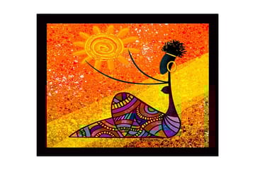 Inramad Canvastavla i trä - 41x56 cm - Kvinna som håller en sol med färgglada mönster - Orange / Svart / Gul - Inredning - Tavlor & posters - Canvastavla