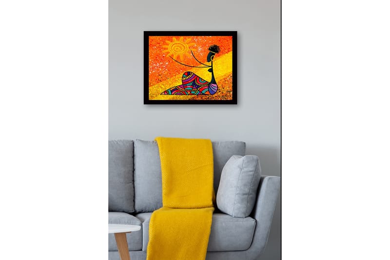 Inramad Canvastavla i trä - 41x56 cm - Kvinna som håller en sol med färgglada mönster - Orange / Svart / Gul - Inredning - Tavlor & posters - Canvastavla