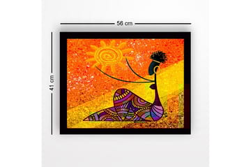 Inramad Canvastavla i trä - 41x56 cm - Kvinna som håller en sol med färgglada mönster - Orange / Svart / Gul - Inredning - Tavlor & posters - Canvastavla