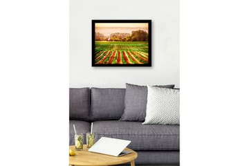 Inramad Canvastavla i trä - 41x56 cm - Lantlig scen med ett rött hus omgiven av gröna fält och plöjda åkrar - Grön / Orange / Röd - Inredning - Tavlor & posters - Canvastavla