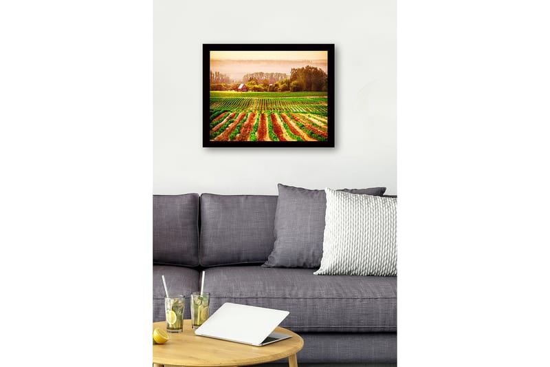 Inramad Canvastavla i trä - 41x56 cm - Lantlig scen med ett rött hus omgiven av gröna fält och plöjda åkrar - Grön / Orange / Röd - Inredning - Tavlor & posters - Canvastavla