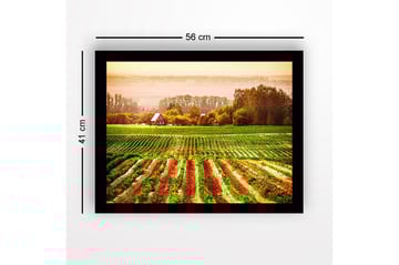 Inramad Canvastavla i trä - 41x56 cm - Lantlig scen med ett rött hus omgiven av gröna fält och plöjda åkrar - Grön / Orange / Röd - Inredning - Tavlor & posters - Canvastavla
