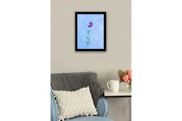 Inramad Canvastavla i trä - 41x56 cm - Lila blomma med gröna blad på en ljusblå bakgrund - Lila / Grön / Ljusblå - Inredning - Tavlor & posters - Canvastavla