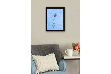 Inramad Canvastavla i trä - 41x56 cm - Lila blomma med gröna blad på en ljusblå bakgrund - Lila / Grön / Ljusblå - Inredning - Tavlor & posters - Canvastavla