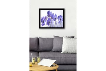 Inramad Canvastavla i trä - 41x56 cm - Lila blommor i en harmonisk komposition - Lila / Svart / Vit - Inredning - Tavlor & posters - Canvastavla