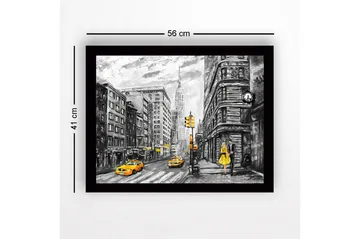 Inramad Canvastavla i trä - 41x56 cm - Livlig stadsbild med en kvinna i gul klänning och gula taxibilar - Gul / Svart / Grå - Inredning - Tavlor & posters - Canvastavla