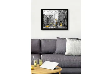 Inramad Canvastavla i trä - 41x56 cm - Livlig stadsbild med en kvinna i gul klänning och gula taxibilar - Gul / Svart / Grå - Inredning - Tavlor & posters - Canvastavla
