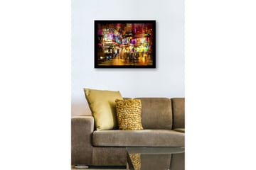 Inramad Canvastavla i trä - 41x56 cm - Livlig stadsscen med neonljus och människor i rörelse - Lila / Gult / Orange - Inredning - Tavlor & posters - Canvastavla