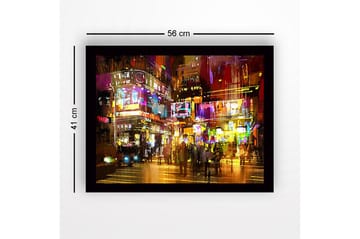 Inramad Canvastavla i trä - 41x56 cm - Livlig stadsscen med neonljus och människor i rörelse - Lila / Gult / Orange - Inredning - Tavlor & posters - Canvastavla