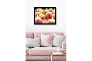 Inramad Canvastavla i trä - 41x56 cm - Ljusande doftljus omgivna av blommor - Ljusrosa / Vit / Beige - Inredning - Tavlor & posters - Canvastavla