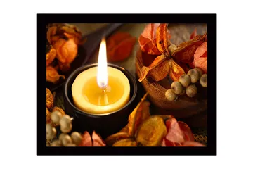 Inramad Canvastavla i trä - 41x56 cm - Ljuslykta omgiven av torkade blommor och frukter - Guld / Orange / Brun - Inredning - Tavlor & posters - Canvastavla