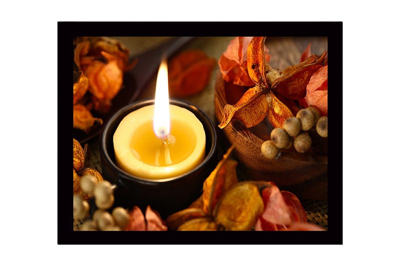 Inramad Canvastavla i trä - 41x56 cm - Ljuslykta omgiven av torkade blommor och frukter - Guld / Orange / Brun - Inredning - Tavlor & posters - Canvastavla