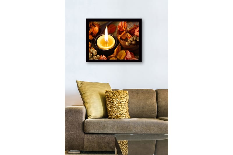 Inramad Canvastavla i trä - 41x56 cm - Ljuslykta omgiven av torkade blommor och frukter - Guld / Orange / Brun - Inredning - Tavlor & posters - Canvastavla