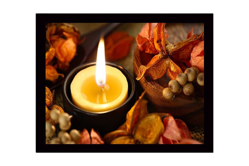 Inramad Canvastavla i trä - 41x56 cm - Ljuslykta omgiven av torkade blommor och frukter, Guld / Orange / Brun