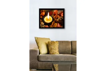 Inramad Canvastavla i trä - 41x56 cm - Ljuslykta omgiven av torkade blommor och frukter - Guld / Orange / Brun - Inredning - Tavlor & posters - Canvastavla