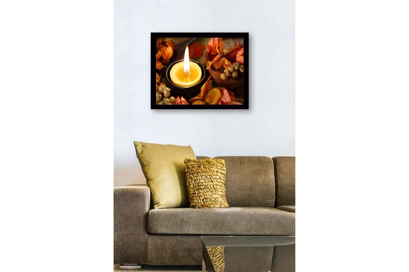 Inramad Canvastavla i trä - 41x56 cm - Ljuslykta omgiven av torkade blommor och frukter - Guld / Orange / Brun - Inredning - Tavlor & posters - Canvastavla