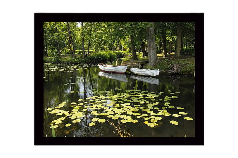 Inramad Canvastavla i trä - 41x56 cm - Lugn sjö med näckrosor och båtar i en grönskande omgivning, Grön / Gul / Vit