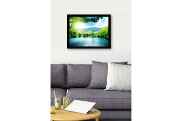 Inramad Canvastavla i trä - 41x56 cm - Lugn sjö med vattenfall omgiven av frodig grönska och berg - Grön / Turkos / Blå - Inredning - Tavlor & posters - Canvastavla