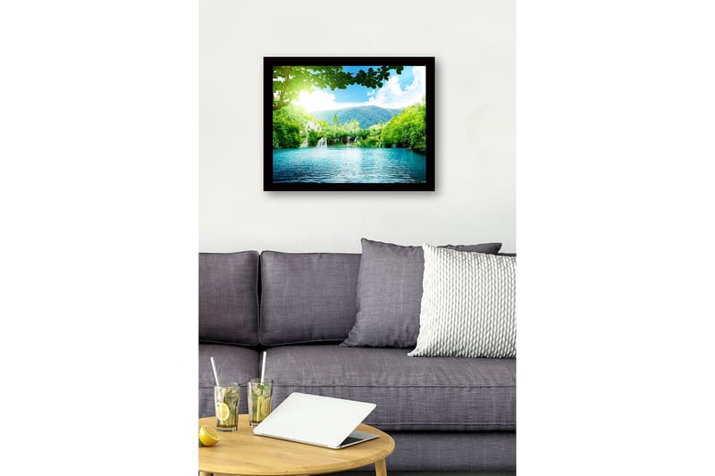 Inramad Canvastavla i trä - 41x56 cm - Lugn sjö med vattenfall omgiven av frodig grönska och berg - Grön / Turkos / Blå - Inredning - Tavlor & posters - Canvastavla