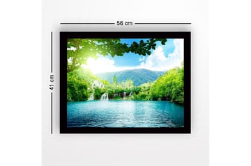 Inramad Canvastavla i trä - 41x56 cm - Lugn sjö med vattenfall omgiven av frodig grönska och berg - Grön / Turkos / Blå - Inredning - Tavlor & posters - Canvastavla