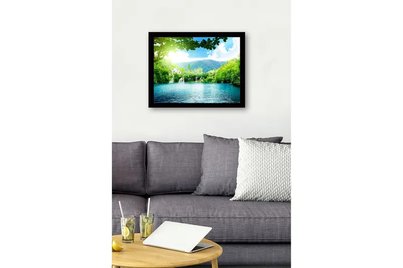 Inramad Canvastavla i trä - 41x56 cm - Lugn sjö med vattenfall omgiven av frodig grönska och berg - Grön / Turkos / Blå - Inredning - Tavlor & posters - Canvastavla