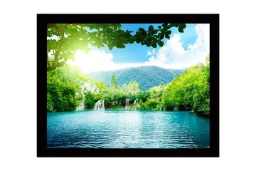 Inramad Canvastavla i trä - 41x56 cm - Lugn sjö med vattenfall omgiven av frodig grönska och berg - Grön / Turkos / Blå - Inredning - Tavlor & posters - Canvastavla