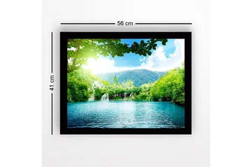 Inramad Canvastavla i trä - 41x56 cm - Lugn sjö med vattenfall omgiven av frodig grönska och berg - Grön / Turkos / Blå - Inredning - Tavlor & posters - Canvastavla