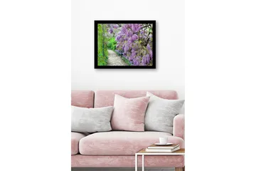 Inramad Canvastavla i trä - 41x56 cm - Lummig gång med blommande wisteria i lila nyanser - Lila / Grön - Inredning - Tavlor & posters - Canvastavla