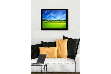 Inramad Canvastavla i trä - 41x56 cm - Lummig landskap med grönskande ängar och blå himmel - Grön / Blå - Inredning - Tavlor & posters - Canvastavla