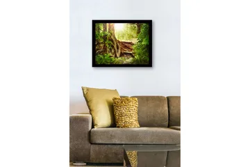 Inramad Canvastavla i trä - 41x56 cm - Lummig skog med en stor trädrot och solstrålar som sipprar genom lövverket - Grön / Brun / Gul - Inredning - Tavlor & posters - Canvastavla