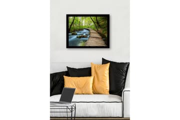 Inramad Canvastavla i trä - 41x56 cm - Lummig skogsstig med en träbro som sträcker sig över en porlande bäck - Grön / Brun / Blå - Inredning - Tavlor & posters - Canvastavla