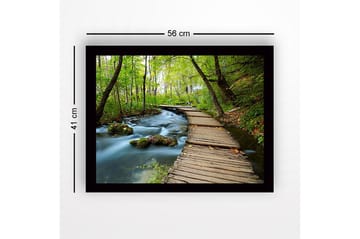 Inramad Canvastavla i trä - 41x56 cm - Lummig skogsstig med en träbro som sträcker sig över en porlande bäck - Grön / Brun / Blå - Inredning - Tavlor & posters - Canvastavla