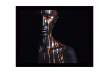 Inramad Canvastavla i trä - 41x56 cm - Mörk figur med guldstrimmor som rinner ner över ansiktet och kroppen - Svart / Guld - Inredning - Tavlor & posters - Canvastavla