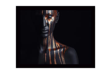 Inramad Canvastavla i trä - 41x56 cm - Mörk figur med guldstrimmor som rinner ner över ansiktet och kroppen - Svart / Guld - Inredning - Tavlor & posters - Canvastavla