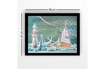 Inramad Canvastavla i trä - 41x56 cm - Maritim scen med segelbåt och fyrar - Turkos / Vit / Beige - Inredning - Tavlor & posters - Canvastavla