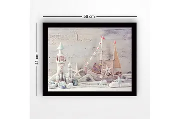 Inramad Canvastavla i trä - 41x56 cm - Maritim stillhet med en båt och fyrar i fokus - Ljusblå / Vit / Beige - Inredning - Tavlor & posters - Canvastavla