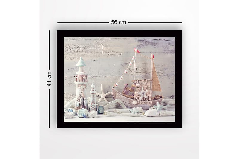 Inramad Canvastavla i trä - 41x56 cm - Maritim stillhet med en båt och fyrar i fokus - Ljusblå / Vit / Beige - Inredning - Tavlor & posters - Canvastavla