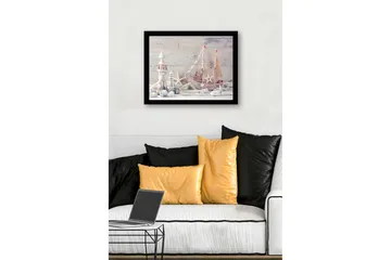 Inramad Canvastavla i trä - 41x56 cm - Maritim stillhet med en båt och fyrar i fokus - Ljusblå / Vit / Beige - Inredning - Tavlor & posters - Canvastavla