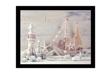 Inramad Canvastavla i trä - 41x56 cm - Maritim stillhet med en båt och fyrar i fokus - Ljusblå / Vit / Beige - Inredning - Tavlor & posters - Canvastavla