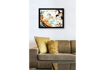 Inramad Canvastavla i trä - 41x56 cm - Maritim stillhet med snäckor, stjärnor och en livboj - Blå / Beige / Orange - Inredning - Tavlor & posters - Canvastavla