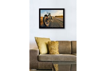 Inramad Canvastavla i trä - 41x56 cm - Motorcykel i solnedgångens ljus längs en öde väg - Svart / Orange / Grå - Inredning - Tavlor & posters - Canvastavla