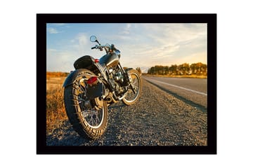 Inramad Canvastavla i trä - 41x56 cm - Motorcykel i solnedgångens ljus längs en öde väg - Svart / Orange / Grå - Inredning - Tavlor & posters - Canvastavla