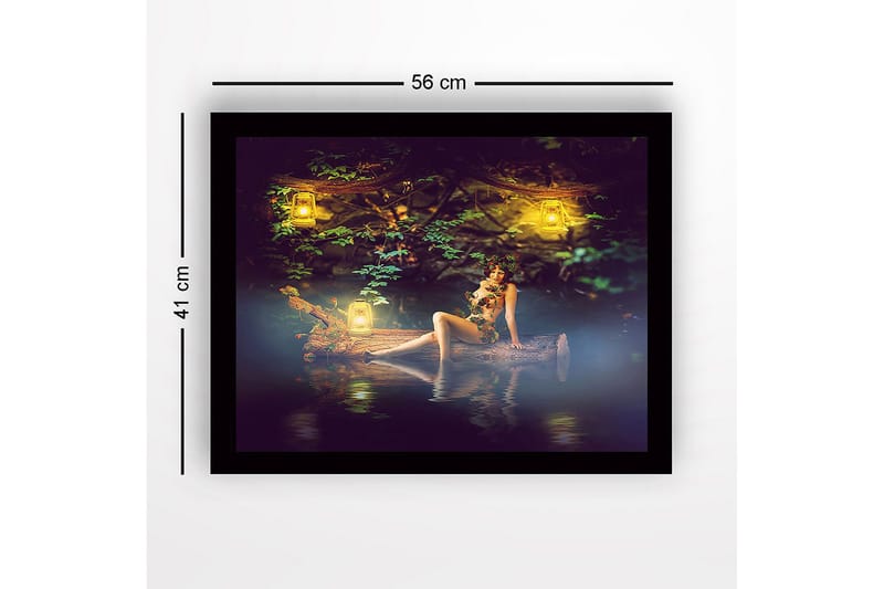 Inramad Canvastavla i trä - 41x56 cm - Mystisk kvinna omgiven av ljuslyktor i en naturskön miljö - Grön / Gul / Brun - Inredning - Tavlor & posters - Canvastavla
