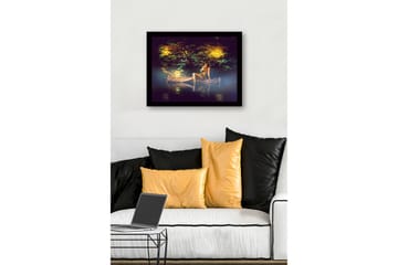 Inramad Canvastavla i trä - 41x56 cm - Mystisk kvinna omgiven av ljuslyktor i en naturskön miljö - Grön / Gul / Brun - Inredning - Tavlor & posters - Canvastavla